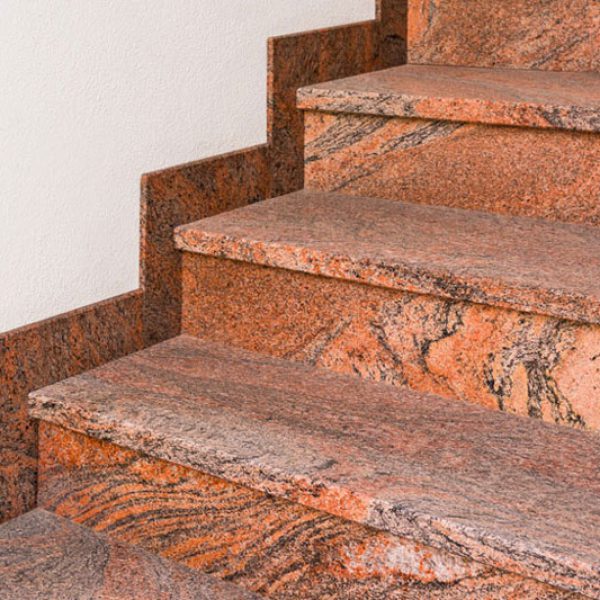 Granittreppe mit geflammt und gebürsteter Oberfläche